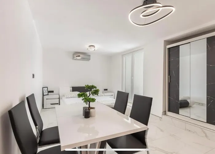 Ivana Black & White Apartments - Marusici