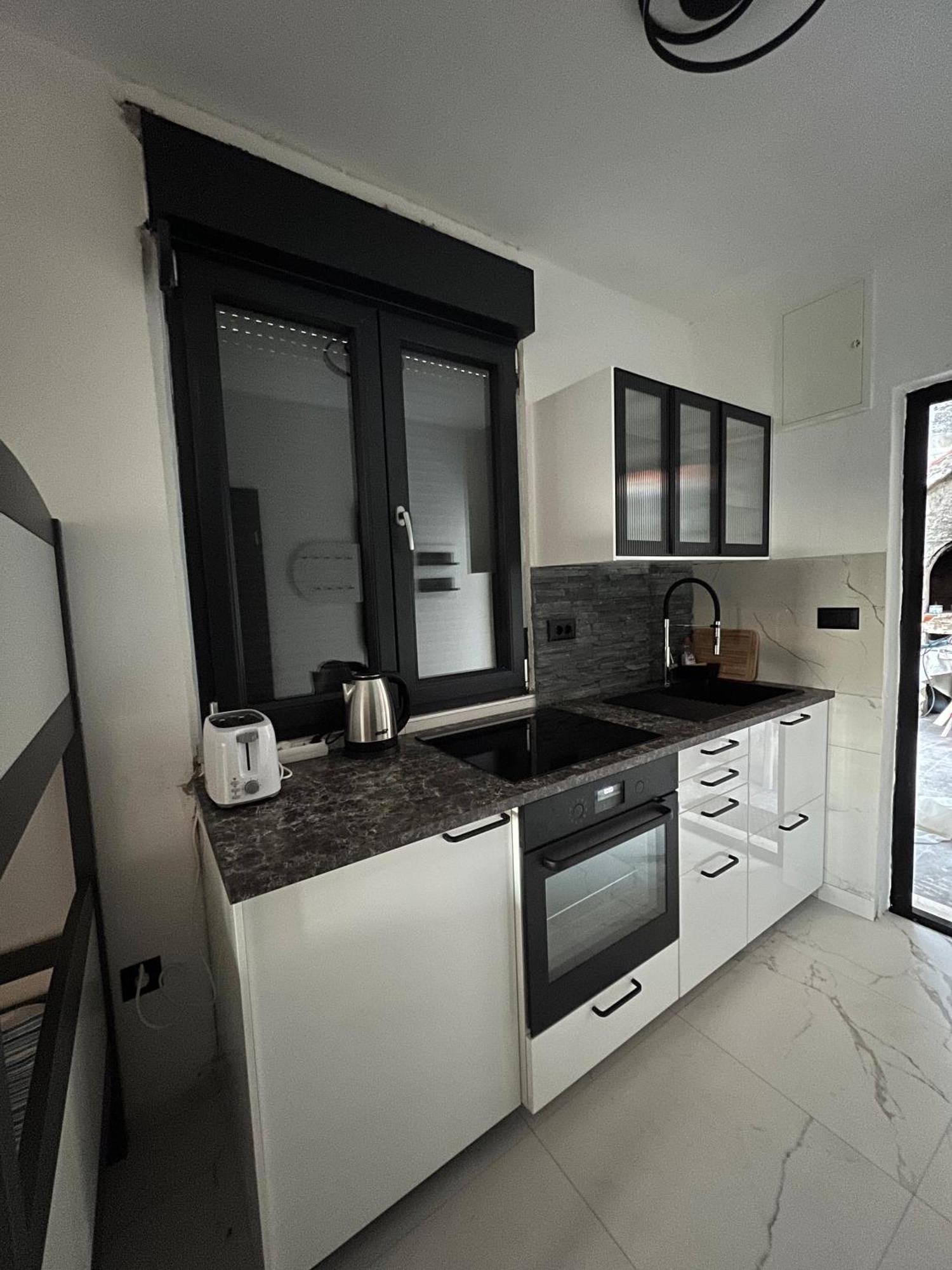 Ivana Black & White - Marusici Apartment *