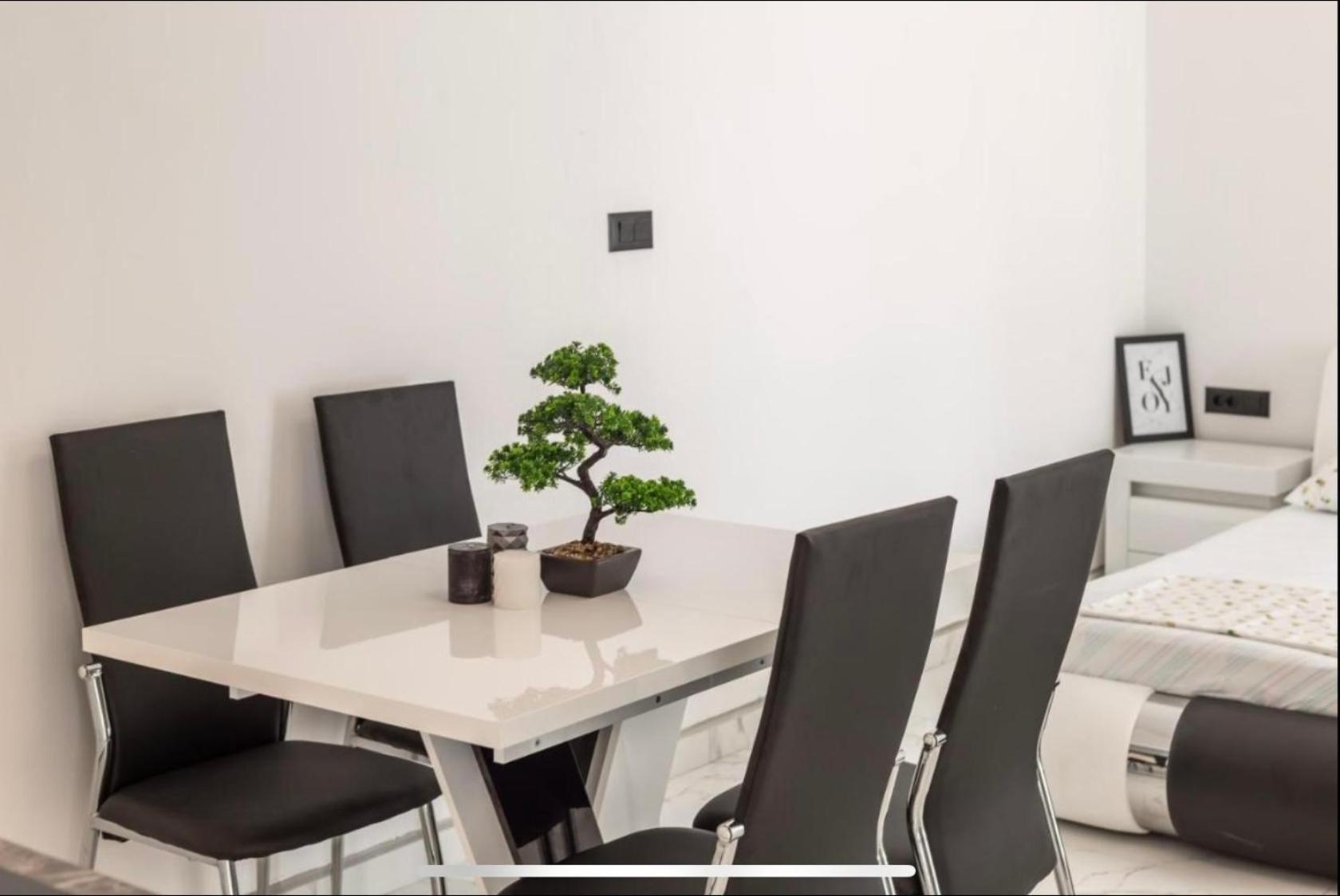 Ivana Black & White - Marusici Apartment