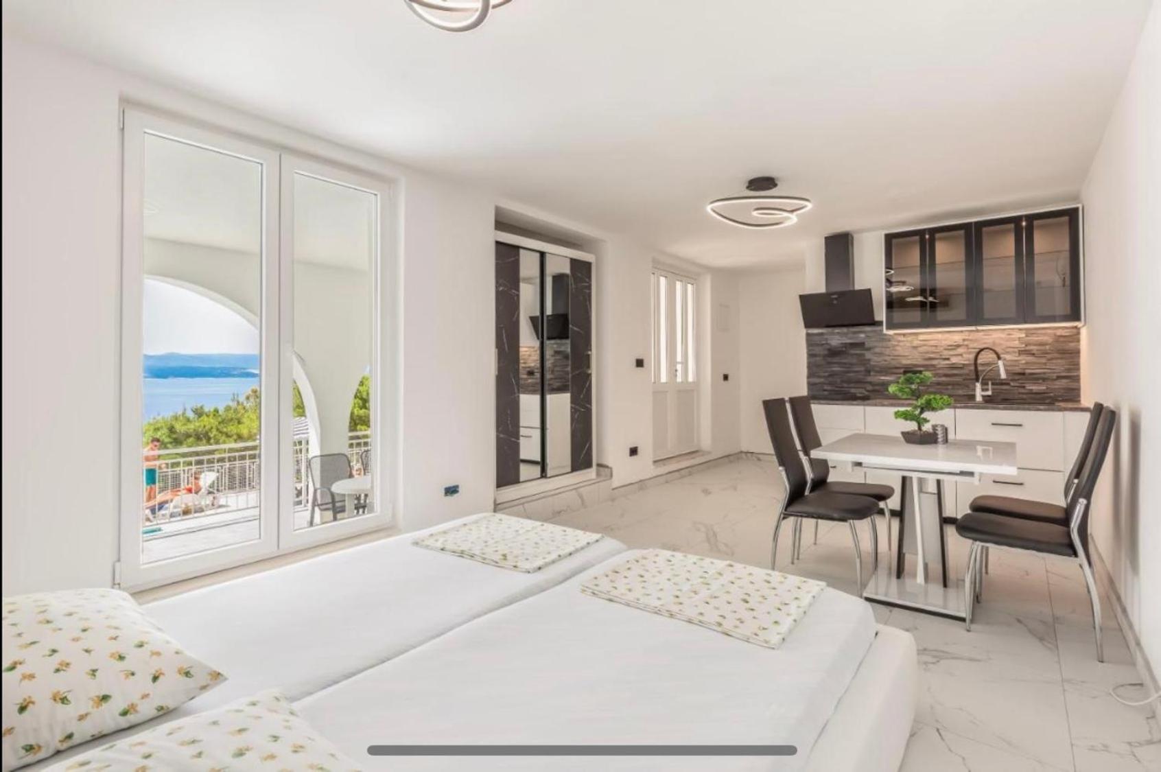Ivana Black & White - Marusici Apartment *