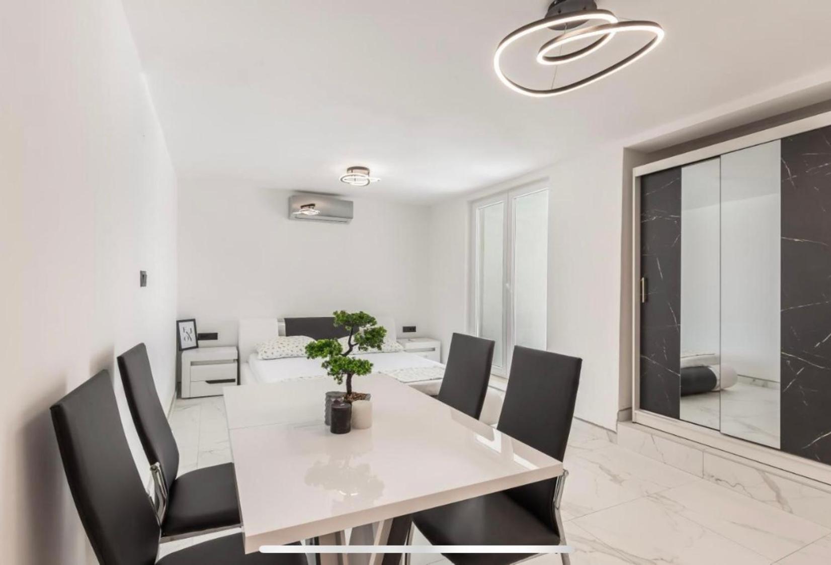 Ivana Black & White - Marusici Apartment *